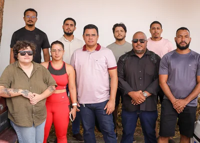 Professores ficaram na porta da quadra do Colégio Inove