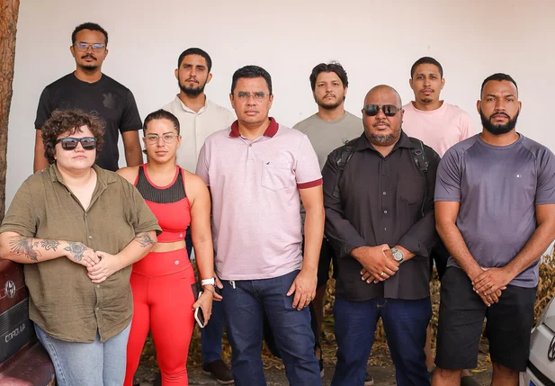 Professores ficaram na porta da quadra do Colégio Inove