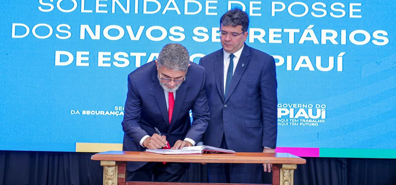 Secretário Antônio Luiz assinando posse