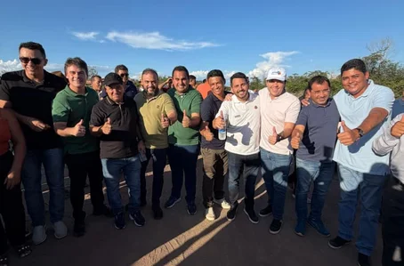 Severo Eulálio junto a autoridades locais, lideranças políticas e representantes da gestão municipal.