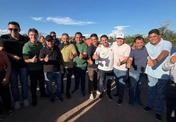 Severo Eulálio junto a autoridades locais, lideranças políticas e representantes da gestão municipal.