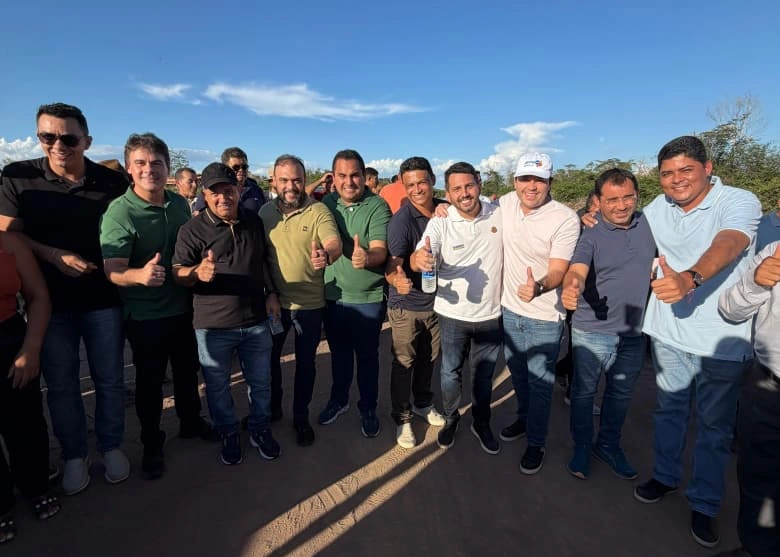 Severo Eulálio junto a autoridades locais, lideranças políticas e representantes da gestão municipal.