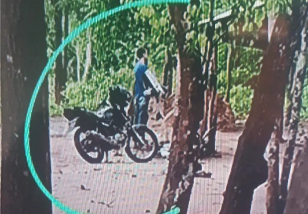 Suspeito Victor Gomes de Carvalho foi visto na região de mata próximo a BR 343