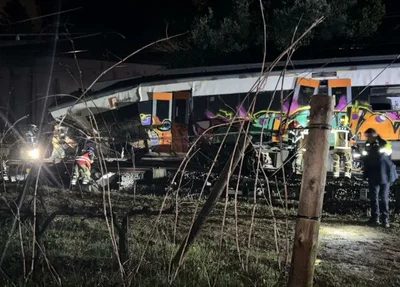 Trem descarrilha e deixa 1 morto e 37 feridos próximo a Barcelona