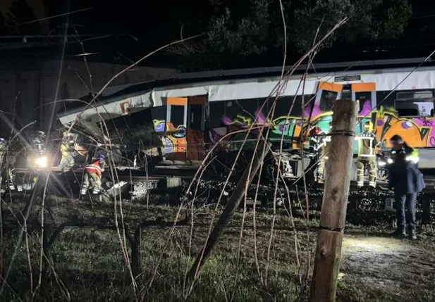 Trem descarrilha e deixa 1 morto e 37 feridos próximo a Barcelona