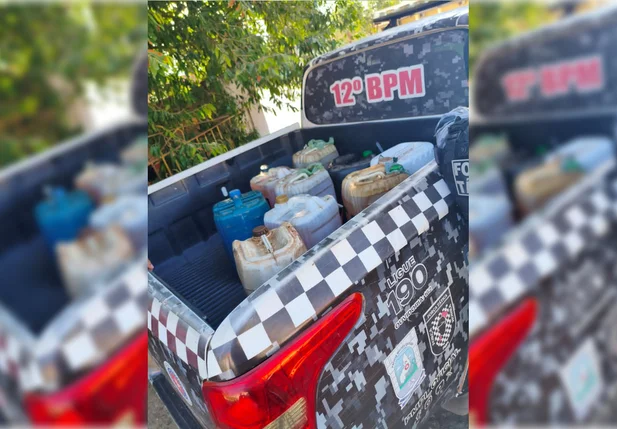 Vasilhames com combustível furtado dos ônibus escolares