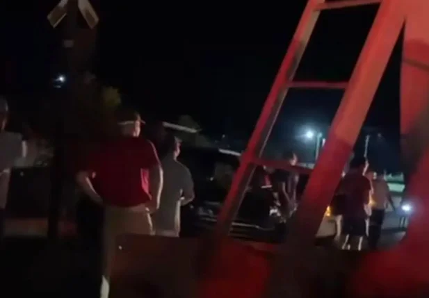 Veículo de passeio foi atingido por um trem em Altos