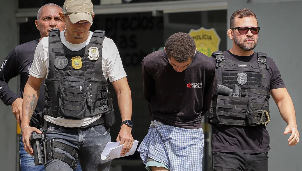 Victor Gomes de Carvalho sendo conduzido pelo policiais