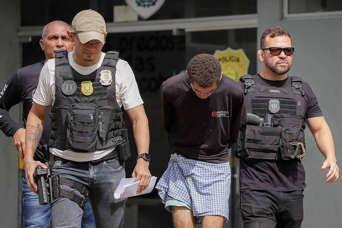 Victor Gomes de Carvalho sendo conduzido pelo policiais