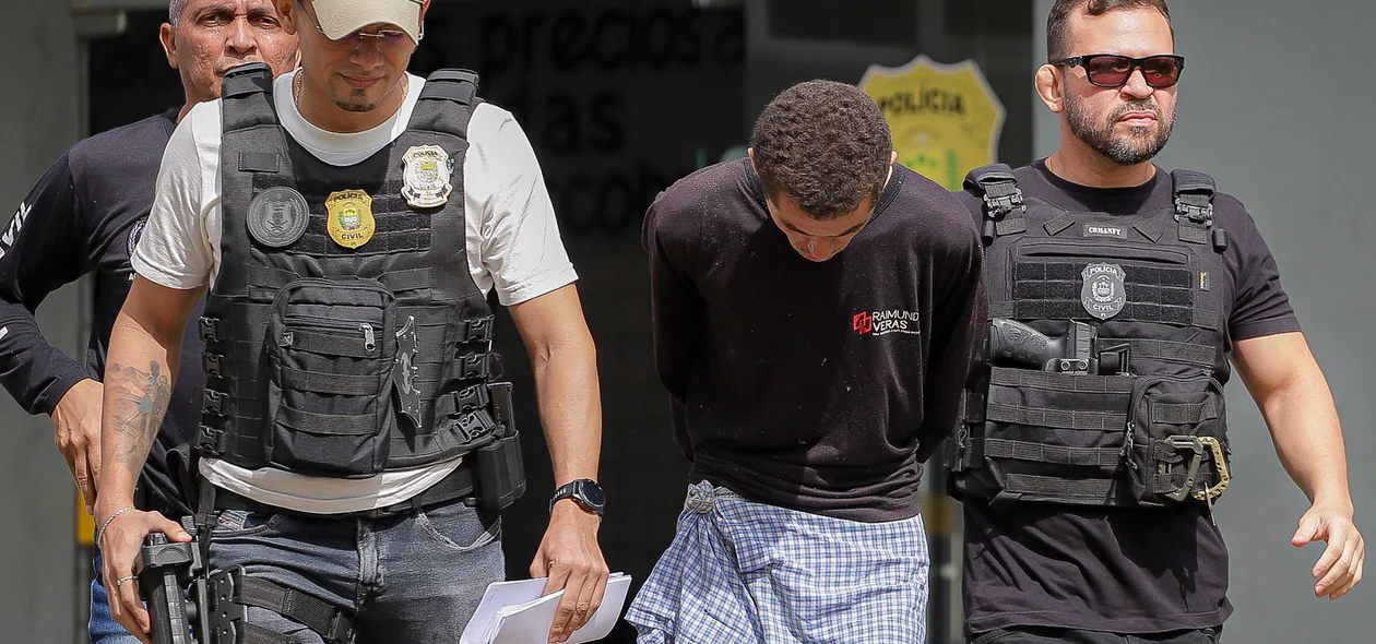 Victor Gomes de Carvalho sendo conduzido pelo policiais