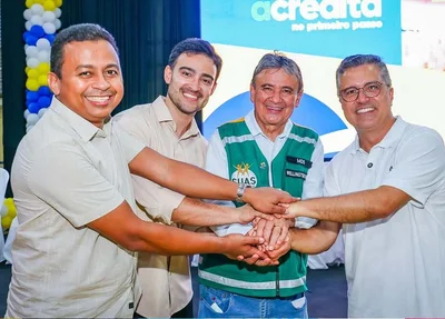 Vinícius apareceu em registros ao lado de parlamentares petistas, em um gesto simbólico de mãos dadas
