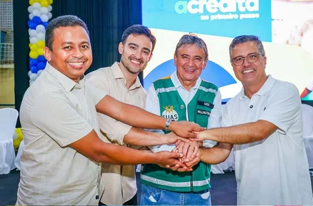 Vinícius apareceu em registros ao lado de parlamentares petistas, em um gesto simbólico de mãos dadas