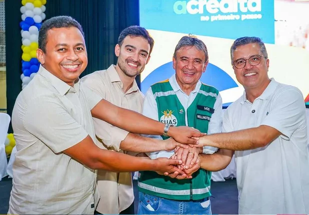 Vinícius apareceu em registros ao lado de parlamentares petistas, em um gesto simbólico de mãos dadas