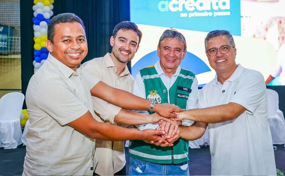 Vinícius apareceu em registros ao lado de parlamentares petistas, em um gesto simbólico de mãos dadas