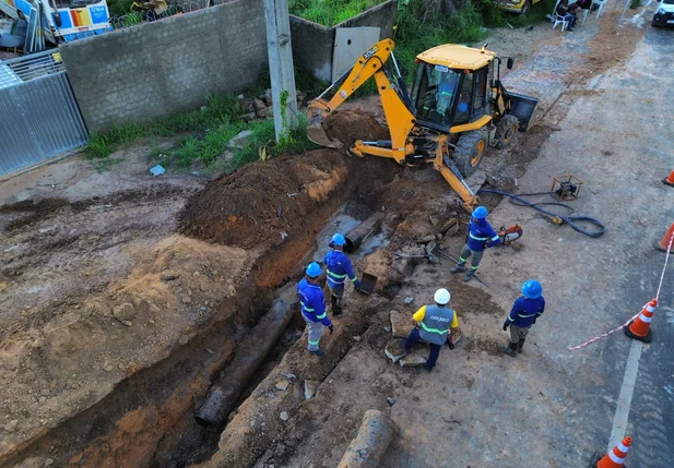 Adutora foi rompida após deslizamento de terra provocado pelas fortes chuvas
