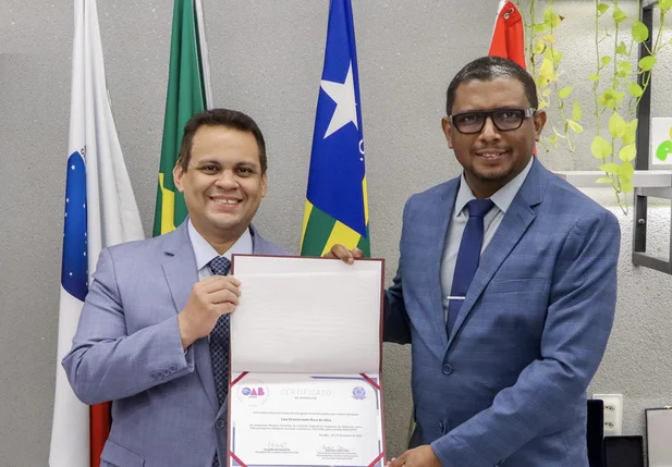 Advogado Luís Francivando Rosa recebe certicado de nomeação do Conselho Federal da OAB