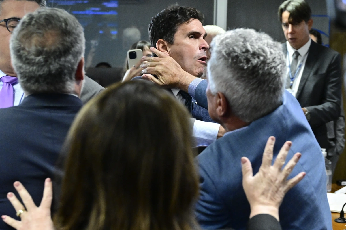 Agressão de Rogério Correia a Luiz Lima