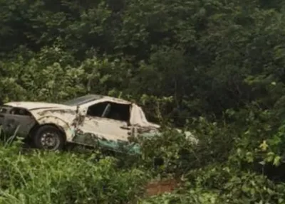 Ambulância ficou destruída ao colidir com caminhão na BR 135 em Cristino Castro
