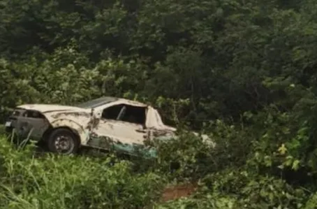 Ambulância ficou destruída ao colidir com caminhão na BR 135 em Cristino Castro