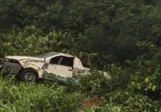 Ambulância ficou destruída ao colidir com caminhão na BR 135 em Cristino Castro