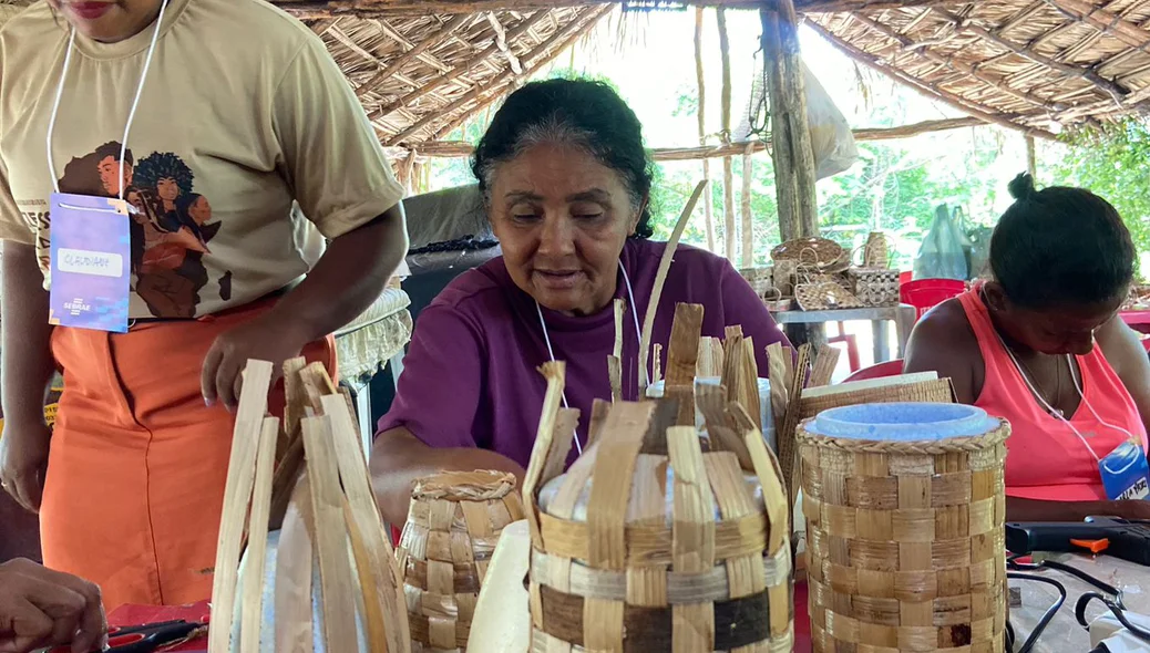 Artesãs do povoado Lagoa Vermelha avançam no aprendizado do uso da fibra da bananeira