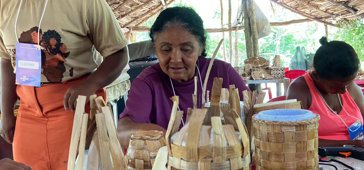 Artesãs do povoado Lagoa Vermelha avançam no aprendizado do uso da fibra da bananeira
