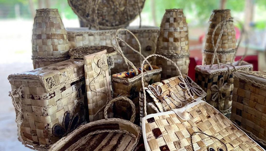 Artesãs do povoado Lagoa Vermelha avançam no aprendizado do uso da fibra da bananeira