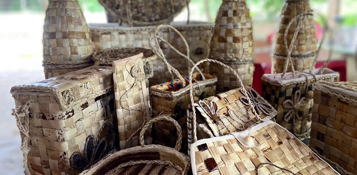 Artesãs do povoado Lagoa Vermelha avançam no aprendizado do uso da fibra da bananeira
