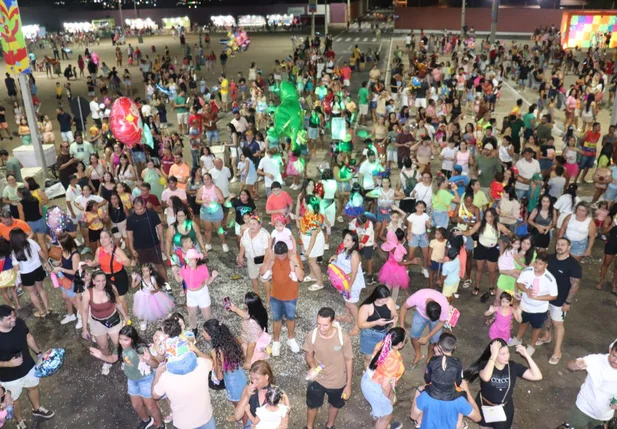 Avenida Zé de Castro reúne grande público em noite de Carnaval em São Raimundo Nonato