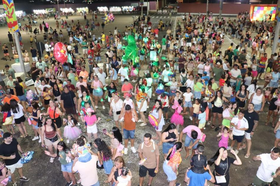 Avenida Zé de Castro reúne grande público em noite de Carnaval em São Raimundo Nonato
