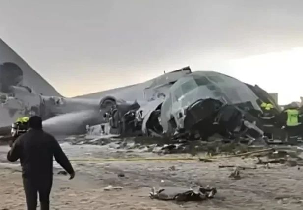 Avião militar da Força Aérea da Bolívia caiu durante uma tentativa de pouco no Aeroporto Internacional de El Alto.