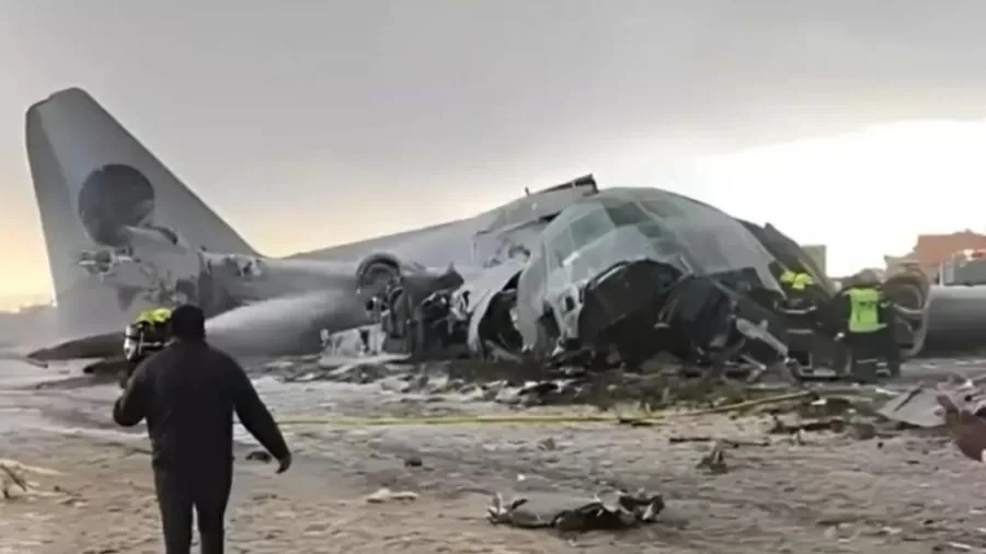 Avião militar da Força Aérea da Bolívia caiu durante uma tentativa de pouco no Aeroporto Internacional de El Alto.