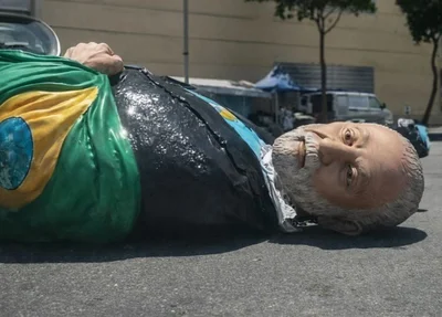 Boneco gigante do Lula