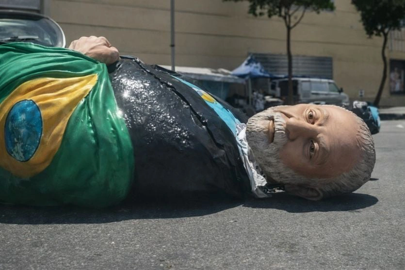 Boneco gigante do Lula