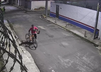 Câmera flagra homem furtando bicicleta no Dirceu I