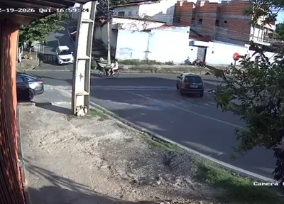Câmera flagrou momento da colisão entre o carro e a motocicleta das vítimas no Satélite