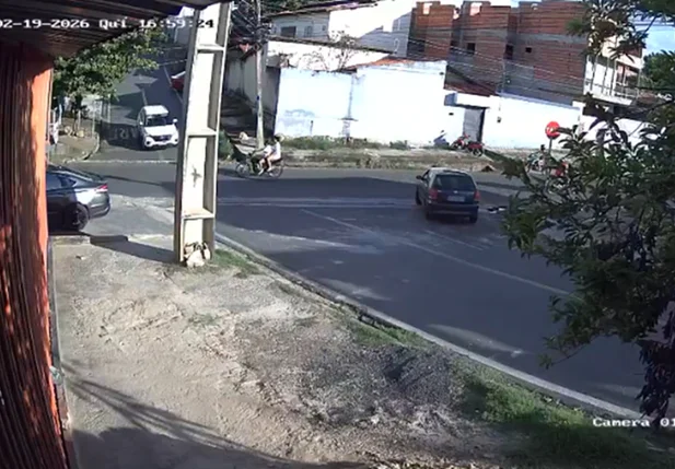 Câmera flagrou momento da colisão entre o carro e a motocicleta das vítimas no Satélite
