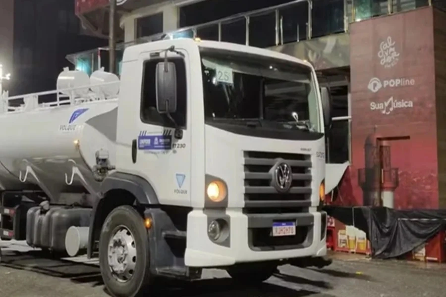 Caminhão de limpeza urbana em Salvador