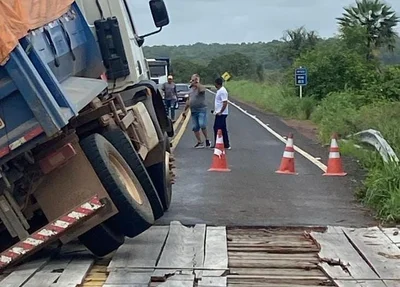Caminhão ficou preso em estrutura de madeira em Piripiri