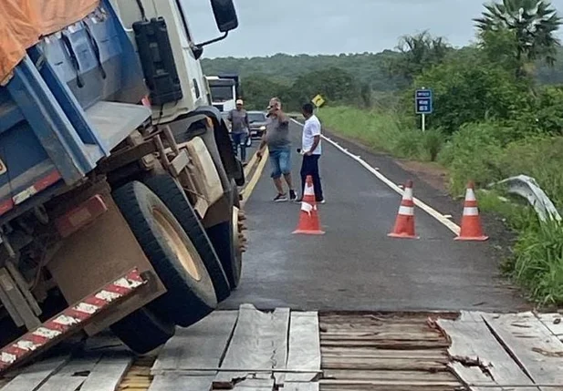 Caminhão ficou preso em estrutura de madeira em Piripiri