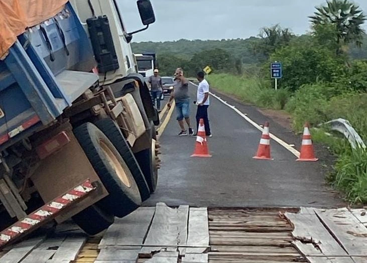 Caminhão ficou preso em estrutura de madeira em Piripiri