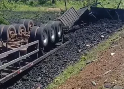 Caminhão tombou e deixou uma pessoa morta na BR 135