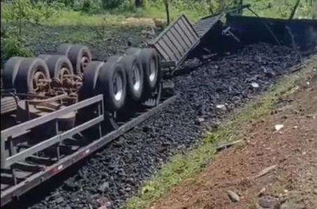 Caminhão tombou e deixou uma pessoa morta na BR 135