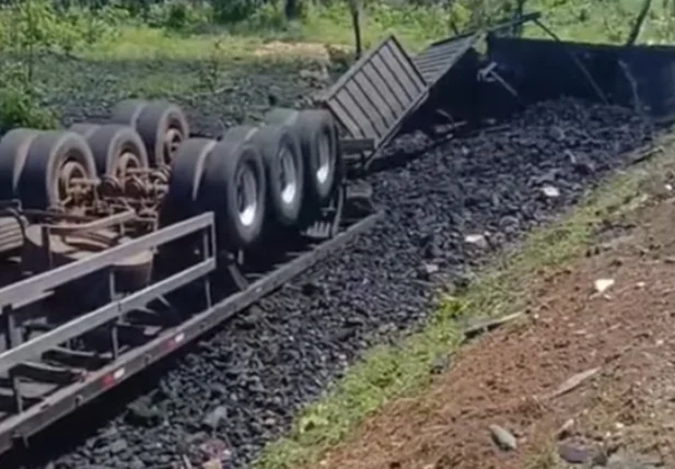 Caminhão tombou e deixou uma pessoa morta na BR 135