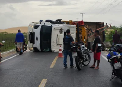 Caminhão tombou no meio da rodovia em Luís Correia