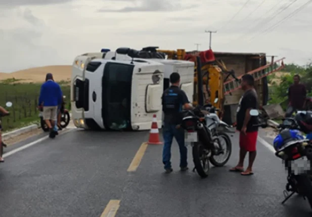 Caminhão tombou no meio da rodovia em Luís Correia