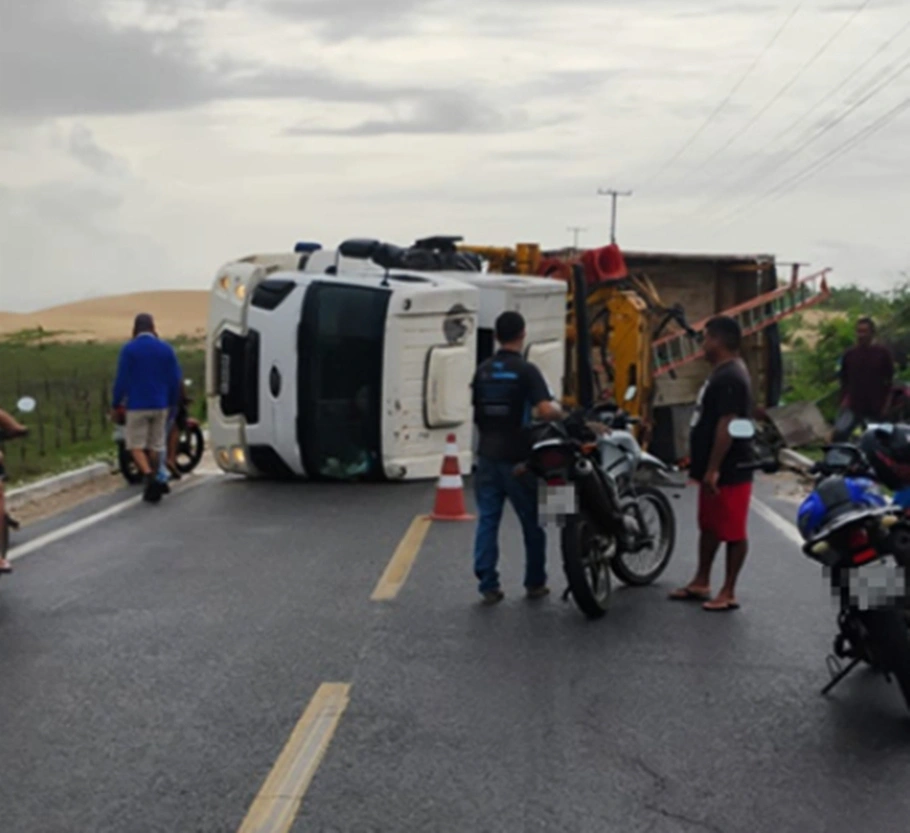 Caminhão tombou no meio da rodovia em Luís Correia