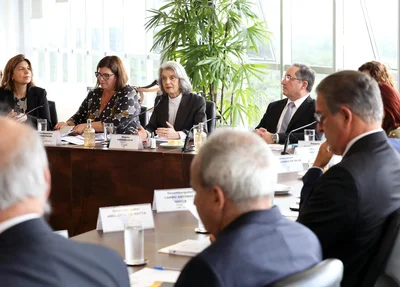 Cármen Lúcia apresenta regras de conduta a presidentes de TREs