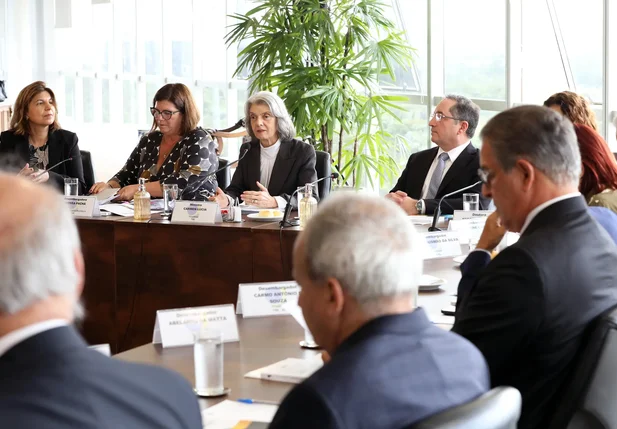 Cármen Lúcia apresenta regras de conduta a presidentes de TREs