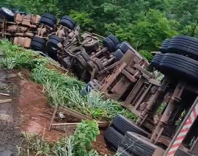 Carreta tombou na BR 316 em Picos